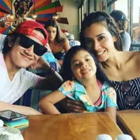 Pasangan ini jauh dari gosip, hubungan mereka emang relationship goals banget