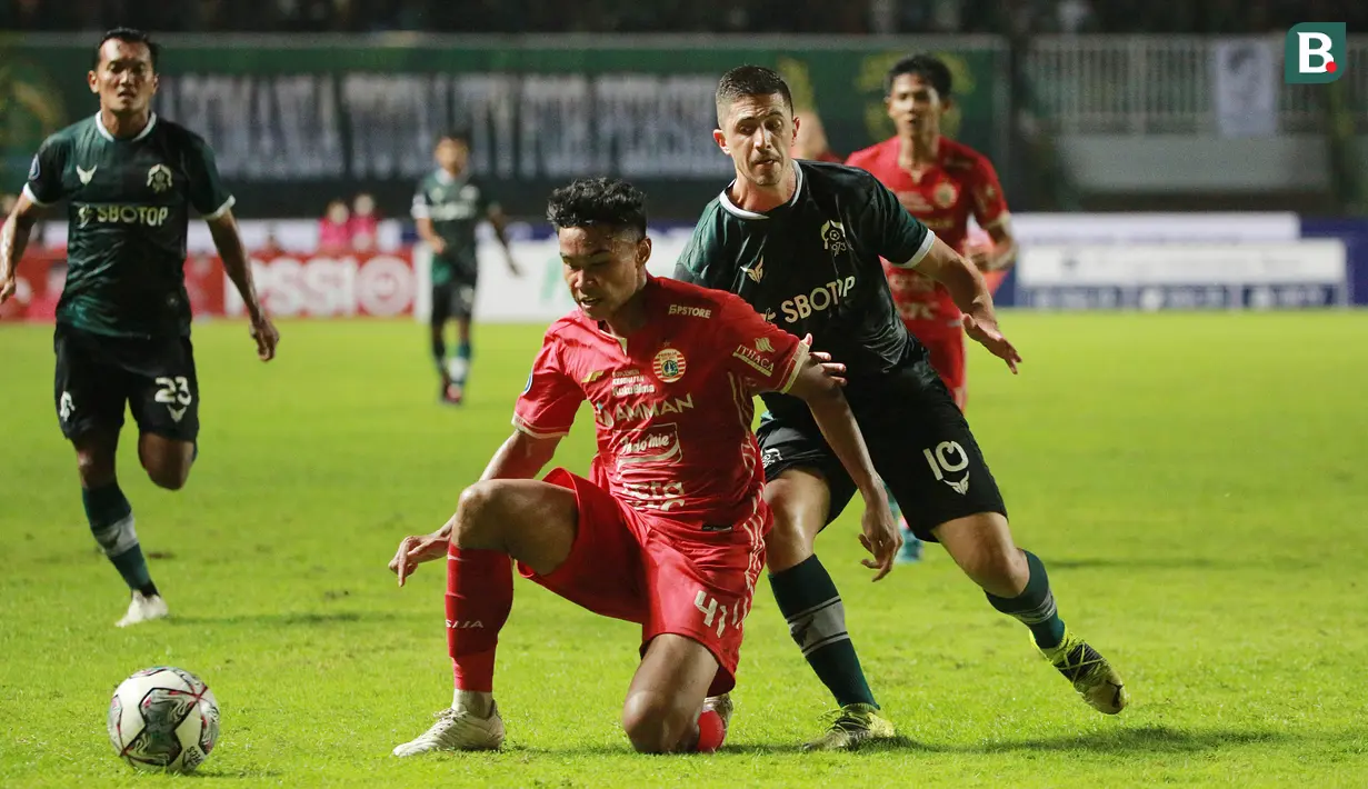 <p>Pemain Persija Jakarta,&nbsp;Muhammad Ferarri (tengah)&nbsp;berebut bola&nbsp;dengan pemain Persikabo 1973, Bruno De Araujo Dybal (kanan) dalam pertandingan pekan keempat BRI Liga 1 2022/2023 di Stadion Pakansari, Cibinong, Minggu (14/8/2022). (Bola.com/M Iqbal Ichsan)</p>