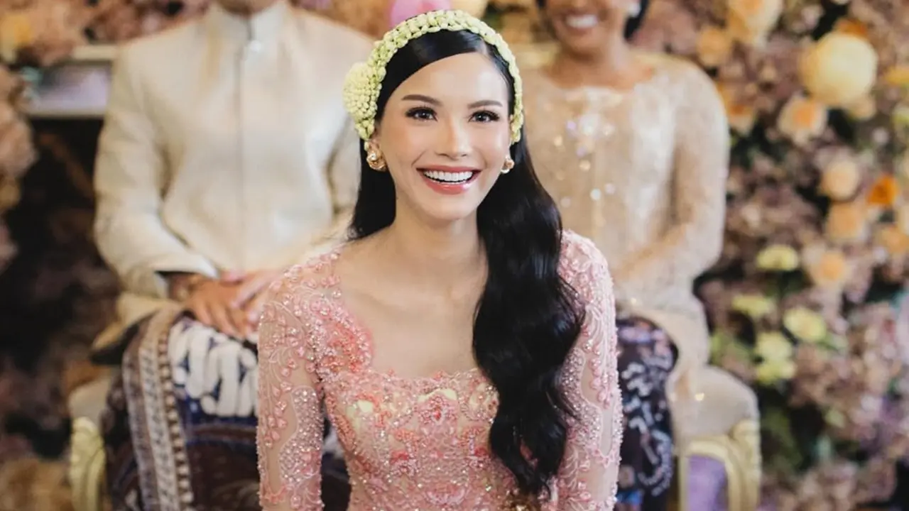 6 Pesona Alyssa Daguise Berkebaya Pink dan Batik Hijau di Siraman, Kombinasi Memukau