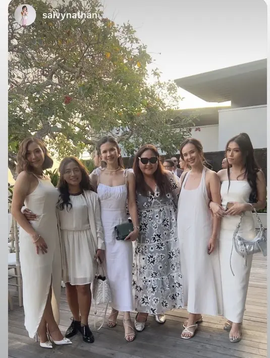 Lalu Pamela Bowie tampil mengenakan dress putih spaghetti strap dipadukan sandal bertali putihnya. @salvynathan.