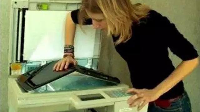 6 Tingkah Gokil Orang Pakai Mesin Fotokopi Kocak, Absurd Maksimal