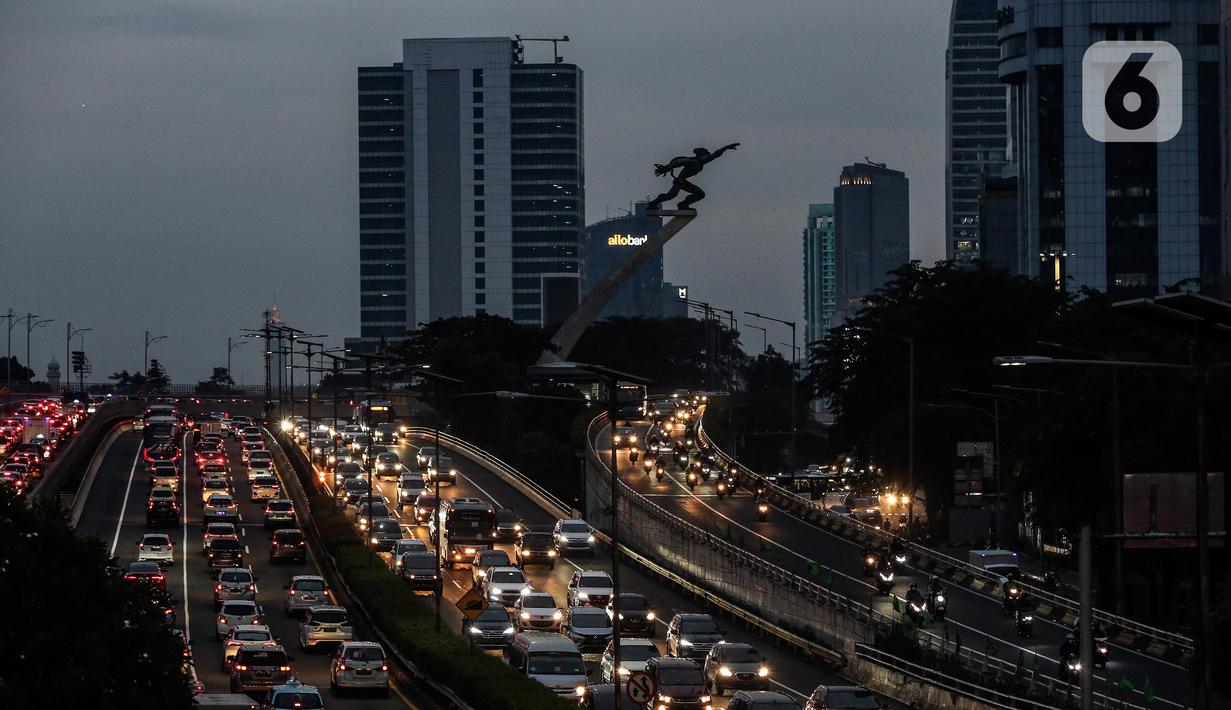 <p>Kendaraan terjebak kemacetan di Pancoran, Jakarta, Kamis (21/4/2022). Kemacetan tersebut dikarenakan banyaknya (peningkatan volume) kendaraan di jalan di sekitar jam berbuka puasa. (Liputan6.com/Johan Tallo)</p>