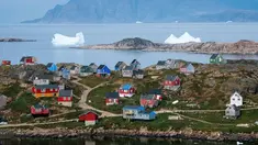 Pemandangan Desa Kulusuk di Kota Sermersooq, Greenland, Denmark, 19 Agustus 2019. Desa Kulusuk adalah wilayah terpencil di Greenland. (Jonathan NACKSTRAND/AFP)