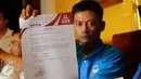 Mantan Teman Ahok, Dodi Hendaryadi menunjukkan lembaran surat tugas PJ Posko Teman Ahok saat jumpa pers di Jakarta, Rabu (22/6). Mantan Teman Ahok juga membongkar cara-cara memperoleh KTP yang dikumpulkan untuk Ahok. (Liputan6.com/Helmi Fithriansyah)