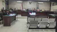 Sidang perdana mantan wakil ketua DPRD Jatim Sahat Tua Simanjuntak di PN Tipikor Surabaya. (Dian Kurniawan/Liputan6.com)