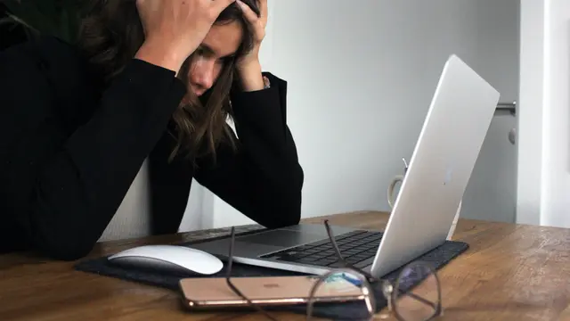 Contoh seseorang stress karena tekanan pekerjaan