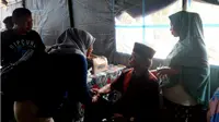 Pemerintah Kabupaten Bolaang Mongondow (Bolmong)memberikan pemdampingan kepada keluarga korban longsor Pertambangan Emas Tanpa Izin (PETI) Bakan, Kecamatan Lolayan, Kabupaten Bolmong, Sulawesi Utara. (Liputan6.com/Yoseph Ikanubun)