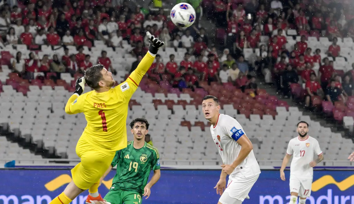 <p>Seperti diketahui, kiper FC Dallas tersebut melakukan debutnya bersama Timnas Indonesia saat bertandang ke Arab Saudi pada putaran ketiga Kualifikasi Piala Dunia 2026, 6 September 2024. (AFP/Bay Ismoyo)</p>