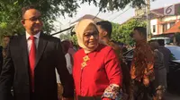 Gubernur DKI Jakarta Anies Baswedan dan istri hadiri pernikahan putri Presiden Jokowi, di Gedung Graha Saba Buana, Solo, Rabu (8/11). Menurut Anies, suasana pernikahan tersebut sama seperti pernikahan masyarakat pada umumnya. (Liputan6.com/Lizsa Egeham)