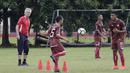 Pelatih Persija Jakarta, Ivan Kolev, mengamati para pemain saat latihan di Lapangan Sutasoma, Jakarta, Rabu (16/1). Ini merupakan latihan perdana yang dipimpin oleh Ivan Kolev. (Bola.com/Yoppy Renato)