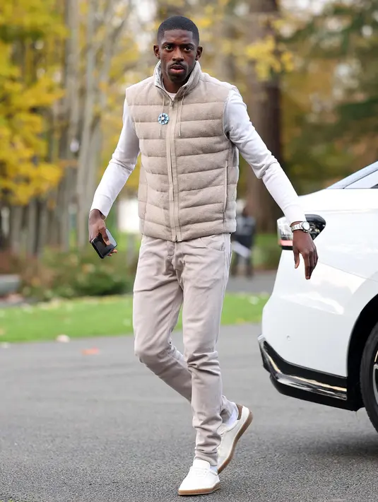Penyerang timnas Prancis, Ousmane Dembele saat tiba di Clairefontaine-en-Yvelines pada 11 November 2024. (FRANCK FIFE/AFP)