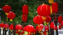Pemasangan lampion menambah semarak suasana menjelang perayaan Tahun Baru Imlek 2576/2025. (Liputan6.com/Angga Yuniar)