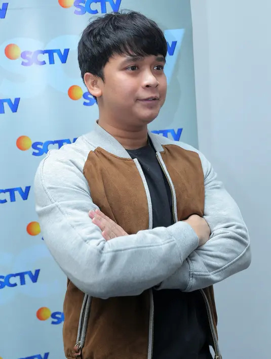 Sering kali ia mencoba memaksakan untuk terus makan. Namun tetap saja pemilik nama Jhonny Billy itu merasakan sakit luar biasa saat mengunyah. (Andy Masela/Bintang.com)