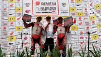 Dua pebalap AHRT meraih podium tertinggi Asia Road Racing Championship 2018 di Sirkuit Sentul, Rheza Danica Ahrens di kelas AP250 dan Andi “Gilang” Farid Izdihar di kelas 600cc.