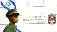 Seorang penjaga Uni Emirat Arab (UEA) berdiri saat upacara pembukaan Kedutaan Besar UEA di Tel Aviv, Israel, Rabu (14/7/2021). UEA secara resmi membuka kedutaannya kurang dari setahun setelah kedua negara mengumumkan akan menjalin hubungan terbuka. (AP Photo/Ariel Schalit)