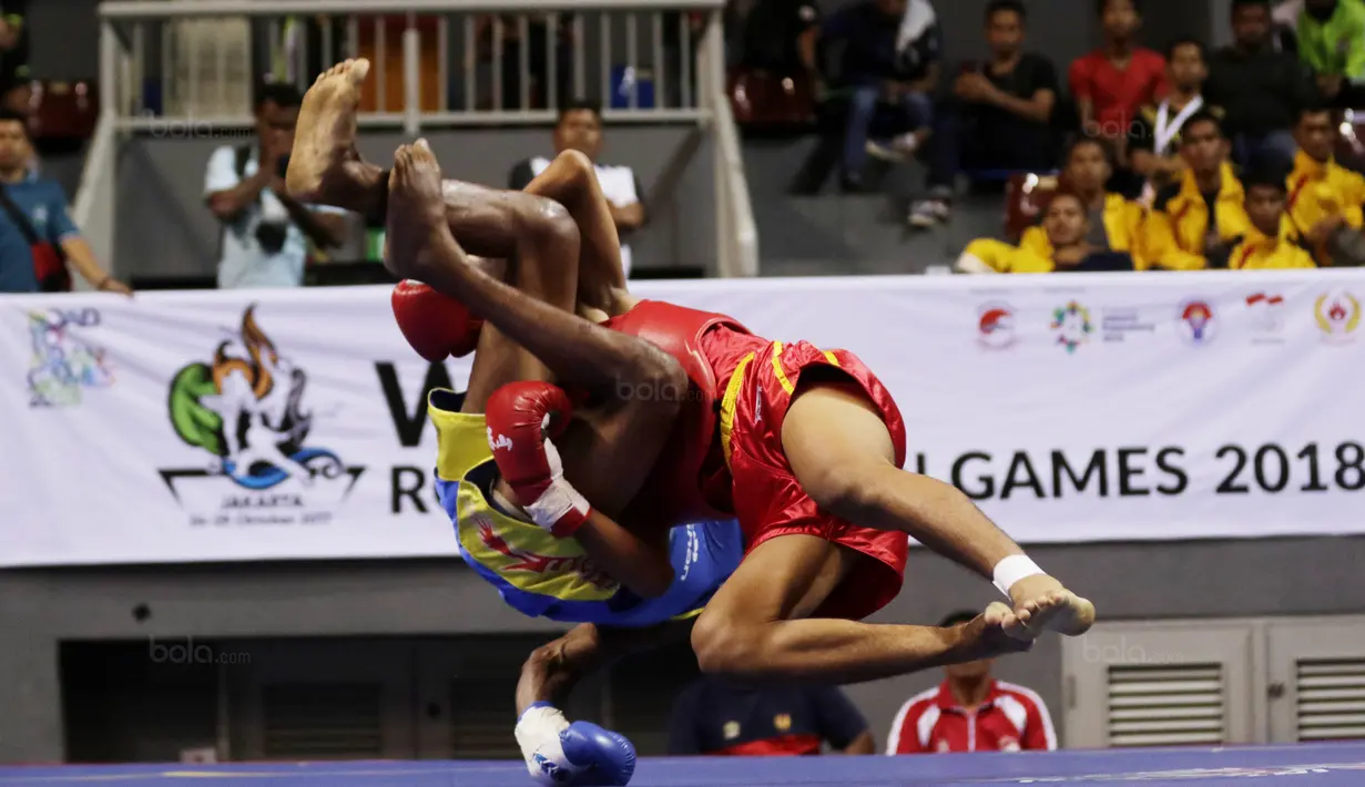 Atlet Wushu nomor Sanda beraksi pada Kejuaraan Nasional Wushu di Sport Mall Britama Arena Kelapa Gading,Jakarta, Sabtu, (28/10/2017). Ajang tersebut juga sebagai test event Asian Games XVIII 2018. (Bola.com/M Iqbal Ichsan)