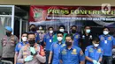Kapolres Metro Jakarta Barat Kombes Pol Ady Wibowo (kiri) saat konferensi pers rilis pengungkapan kasus narkoba yang menjerat musisi Erdian Aji Prihartanto alias Anji di Polres Metro Jakarta Barat, Jakarta, Rabu (16/6/2021). (Liputan6.com/Herman Zakharia)