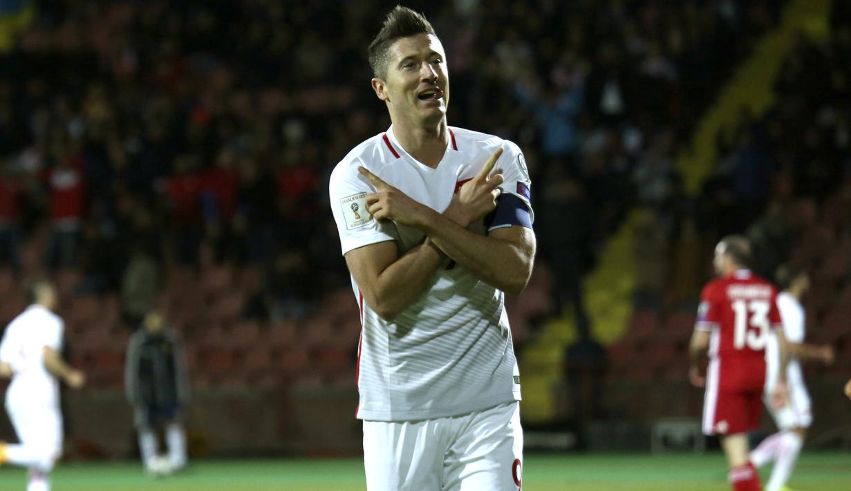 Penyerang Polandia, Robert Lewandowski mencetak 15 gol selama babak kualifikasi Piala Dunia 2018. Gol-gol tersebut mengantar Polandia lolos ke putaran final Piala Dunia 2018 di Rusia. (Hrant Khachatryan/PAN Photo via AP)