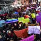 Wanita memegang spanduk bertuliskan "pemberontakan di jalan" saat memperingati Women's Day atau Hari Perempuan Internasional di Jalan Istiklal, Istanbul, Turki, Kamis (8/3). (OZAN KOSE/AFP)