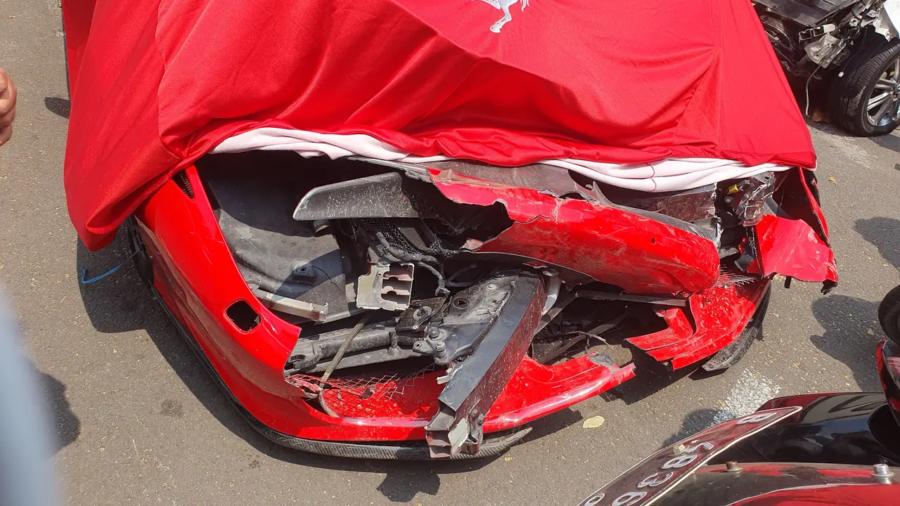 Penampakan Mobil Ferari Merah Usai Terlibat Kecelakaan di Senayan, Jakpus.