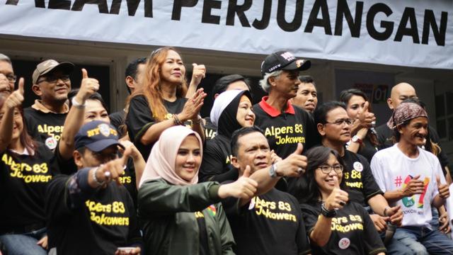 Ratusan alumni SMPN 4 Jakarta atau dikenal dengan sebutan Alumni Perwira Sepuluh (Alpers) angkatan 83 pun ikut mendukung Jokowi-Ma'ruf.