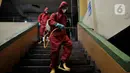Petugas pemadam kebakaran Jakarta Pusat saat menyemprotkan disinfektan di Pasar Rawasari, Jakarta, Kamis (11/6/2020). Penyemprotan dilakukan sebagai tindak lanjut setelah 13 pedagang dan 1 petugas kebersihan positif Covid-19 berdasarkan tes swab beberapa waktu lalu. (merdeka.com/Iqbal S. Nugroho)