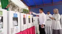 Wali Kota Bogor terpilih, Bima Arya Sugiarto bersama istrinya Yane Ardian Bima menggunakan hak suaranya di TPS 41, Baranangsiang Indah, Katulampa