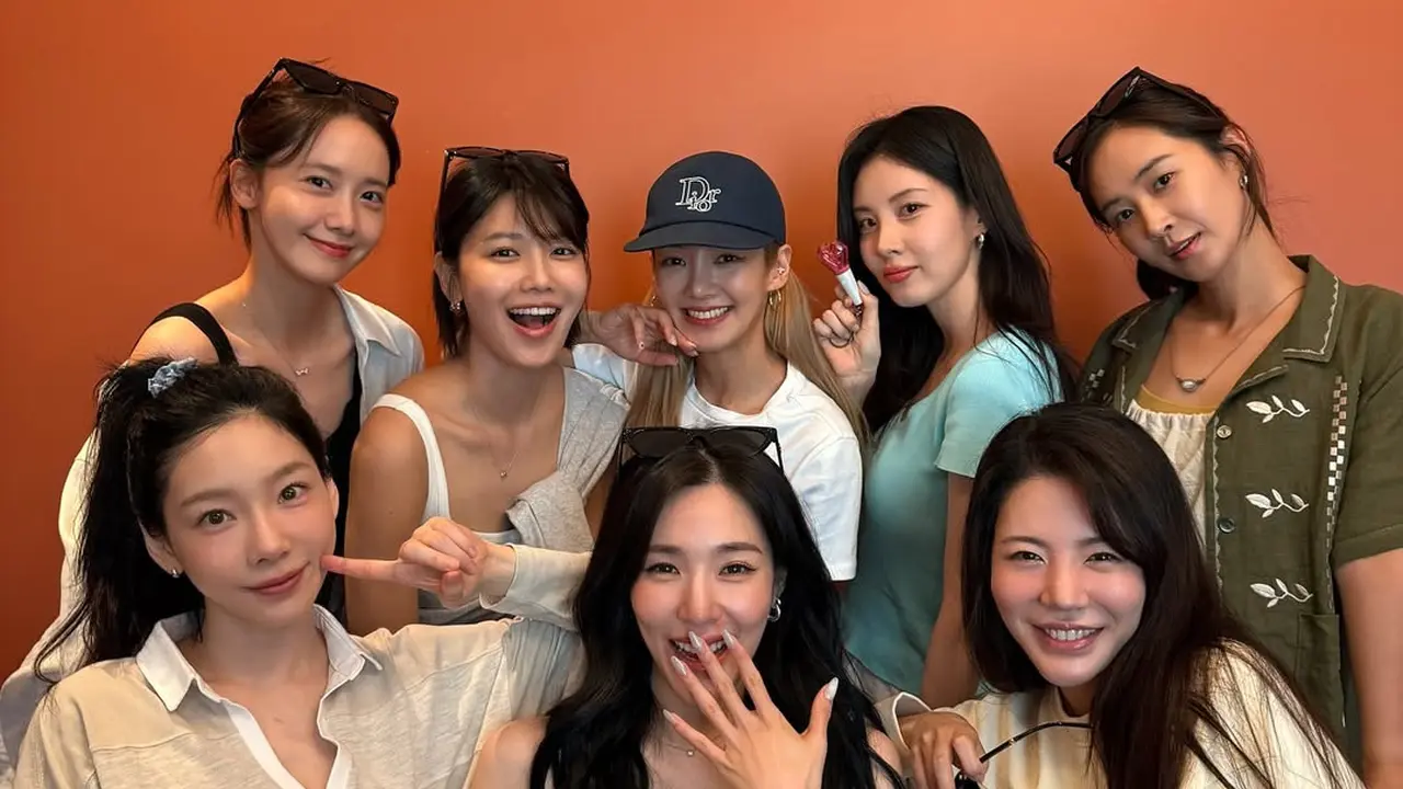 SNSD Rayakan Anniversary ke-18 dengan Gaya Kasual yang Chic, Kompak dan Tetap Awet Muda!