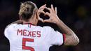 Philippe Mexes memutuskan untuk pensiun di AC Milan pada akhir musim 2015/2016. Mexes mengakhiri kariernya dalam dunia sepak bola saat menginjak usia 36 tahun. (AFP/Alberto Lingria)