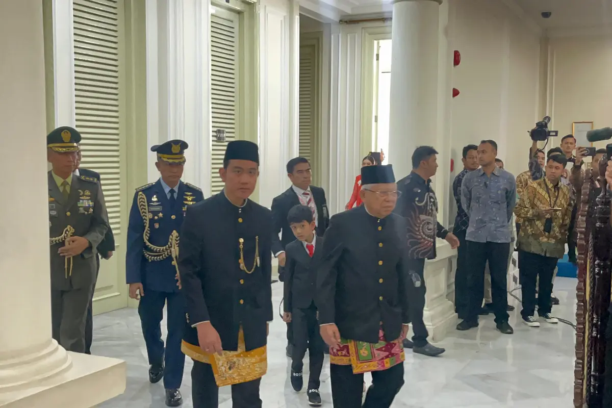 Wakil Presiden (Wapres) RI Gibran Rakabuming Raka, tiba di Istana Wakil Presiden di Jalan Medan Merdeka, Jakarta Pusat, Minggu (20/10/2024) (Liputan6.com/Winda Nelfira)