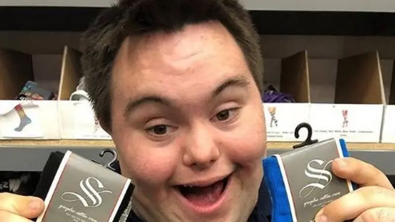 [Bintang] Berusia 21 Tahun, Pemuda Down Syndrome Jadi Pengusaha Kaus Kaki yang Sukses