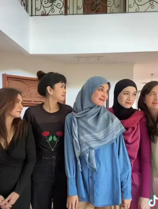 Sementara Dinda Kanyadewi dan Irene Librawati kompak kenakan pakaian serba hitam, hanya Irene menambahkan scarf warna hijau sebagai aksesori.