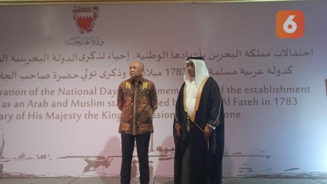 Menkop UKM Teten Masduki dan Dubes Bahrain Ahmed Abdulla. Kedutaan Besar Kerajaan Bahrain di Indonesia memperingati Hari Nasional Bahrain di Jakarta, Kamis malam (15/12/2022). (Safinatun Nikmah/Liputan6.com)
