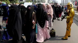 Komunitas Niqab Squad saat melakukan Challenge kepada pengunjung CFD untuk mengenakan Niqab di kawasan Bundaran HI, Jakarta, Minggu (10/9). Mereka mengajak pengunjung CFD melakukan tantangan dengan mengenakan niqab. (Liputan6.com/Johan Tallo)