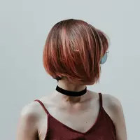 Rambut pendek bukan menjadi penghalang untuk tampil fresh dan chic dengan styling rambut curly (Foto: Hàn Vi Phạm Thị/Unsplash)