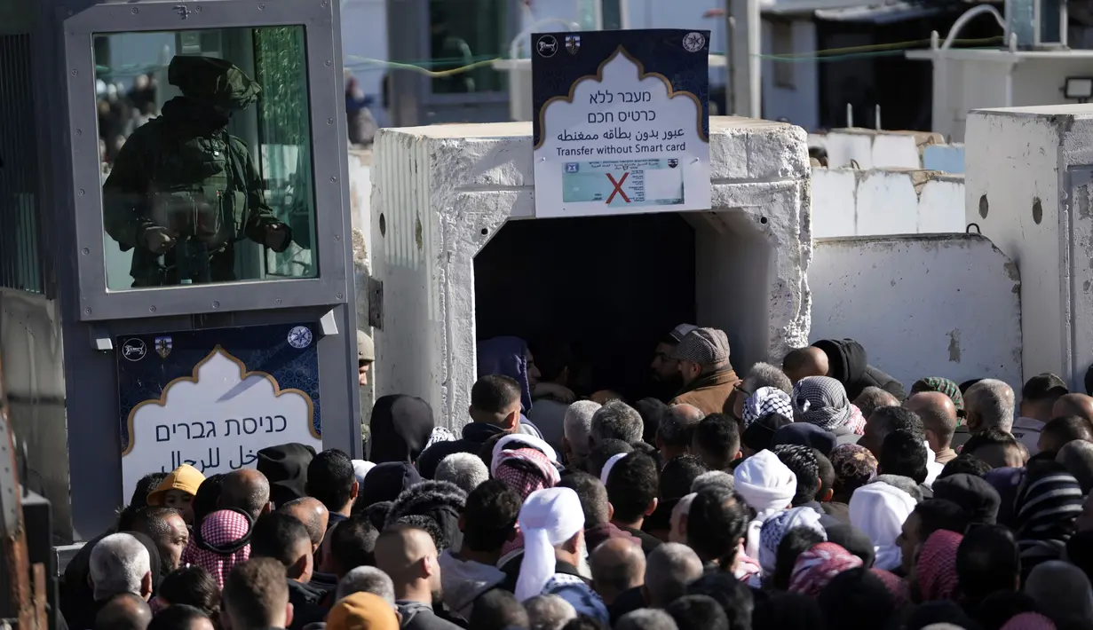 Pasukan keamanan Israel terlihat di titik penyeberangan dari Tepi Barat ke Israel serta di sekitar Kota Tua Yerusalem. (AP Photo/Mahmoud Illean)
