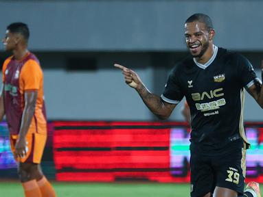 Pemain Dewa United, Alex Martins, melakukan selebrasi setelah mencetak gol ke gawang Borneo FC dalam pekan ke-22 BRI Super League 2025/2026 di Stadion Indomilk Arena, Tangerang, pada Minggu (22/2/2026). (Bola.com/M Iqbal Ichsan)
