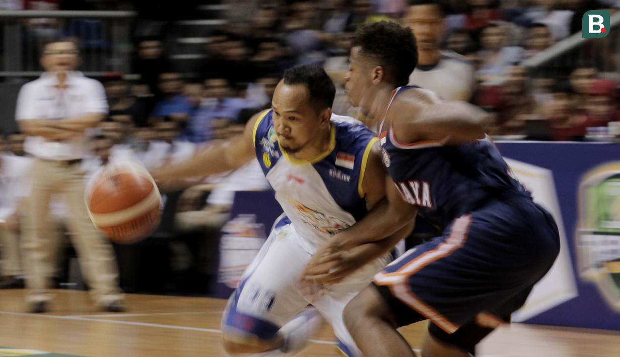 Pebasket Satria Muda Pertamina, Arki Wisnu, melewati pebasket Pelita Jaya pada game pertama final IBL 2018 di Britama Arena, Jakarta, Kamis (19/4/2018). Satria Muda menang 73-63 atas Pelita Jaya. (Bola.com/M Iqbal Ichsan)