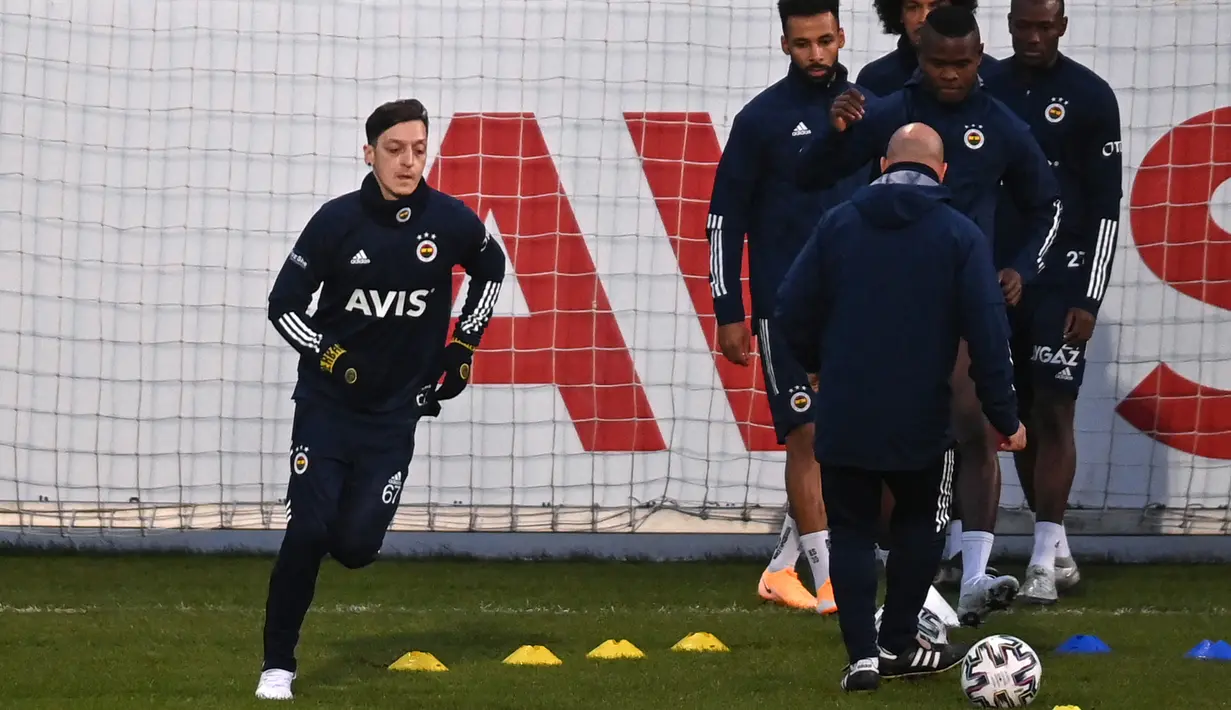 Pemain baru Fenerbahce, Mesut Ozil (kiri), saat mengikuti sesi latihan perdananya bersama tim, di Istanbul, Minggu, (24/1/2021). (Foto: AFP/Ozan Kose)