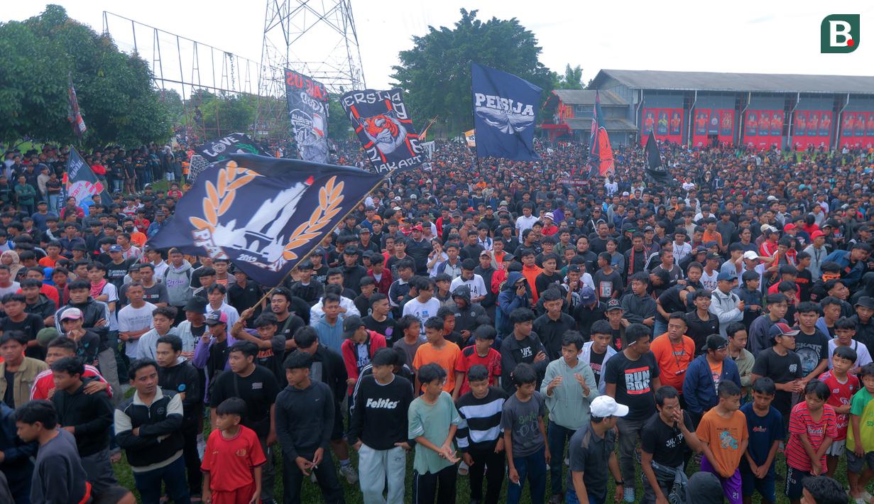 Mereka hadir untuk memberikan dukungan penuh kepada Persija Jakarta jelang lawan Persib Bandung. (Bola.com/M Iqbal Ichsan)