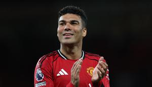 Gelandang Manchester United, Casemiro, mencetak satu gol ke gawang Brentford pada lanjutan Liga Inggris 2025/2026 di Old Trafford, Selasa (28/4/2026) dini hari WIB. (Darren Staples / AFP)