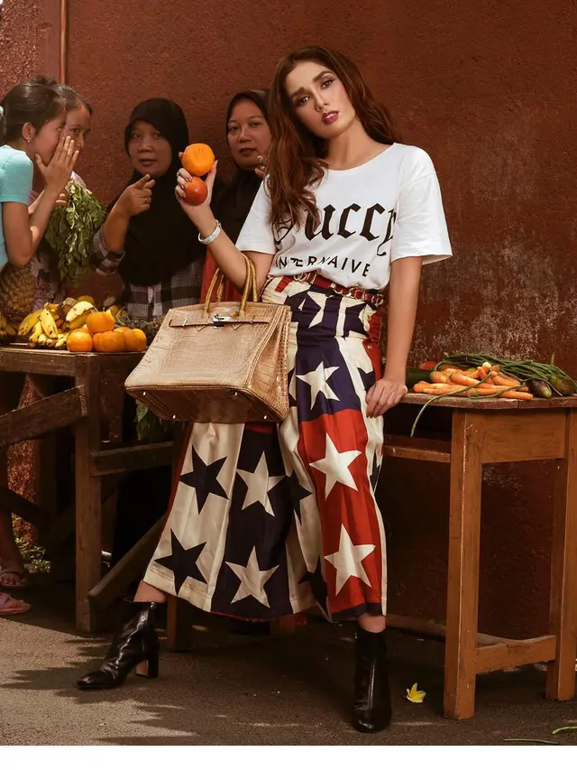 Ussy Melakukan pemotretan bertemakan pasar.