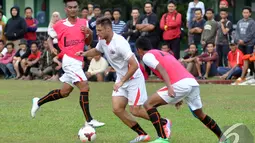 Pemain asing Persija asal Rusia, Yevgeny Kabayev ikut serta dalam latihan di Lapangan Yon zikon 13, Jakarta, Jumat (9/1/2015). (Liputan6.com/Miftahul Hayat)