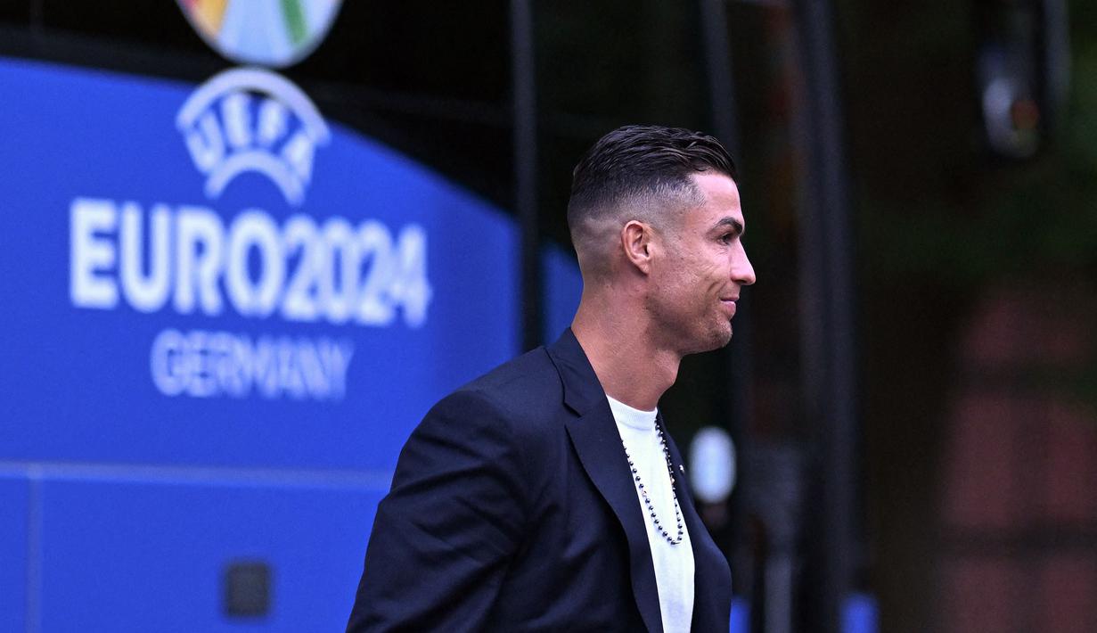 Pemain Timnas Portugal, Cristiano Ronaldo tiba di hotel tempat menginap jelang Euro 2024 di Harsewinkel, Jerman, Rabu (13/06/2024) waktu setempat. (AFP/Patricia De Melo Moreira)