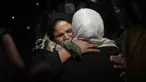 Amani Omran disambut kerabatnya saat tiba di Rumah Sakit Nasser di Khan Younis, Jalur Gaza selatan, Rabu 4 Februari 2026 pagi waktu setempat, menyusul pembukaan kembali penyeberangan perbatasan Rafah. Gelombang warga Palestina yang hendak kembali ke Jalur Gaza terus berlangsung. (AP Photo/Jehad Alshrafi)