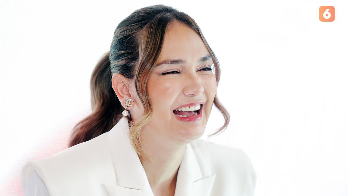 Luna Maya dan Maxime Bouttier Ajak Kondangan Online, Dimulai dengan Prosesi Siraman yang Tayang Live