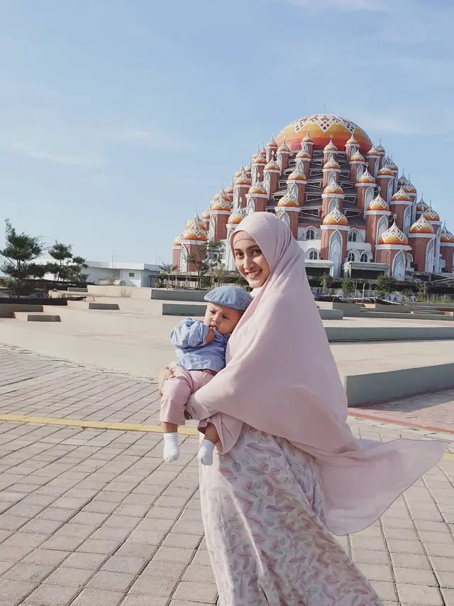6 Potret Terbaru Meyda Sefira, Pemeran Husna Dalam Film Ketika Cinta Bertasbih