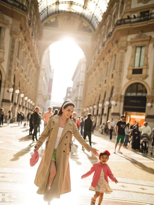 Pasca kabar perceraiannya mencuat, Shandy Aulia justru santer memamerkan potret bahagianya berlibur keluar negeri bersama sang buah hati. Selain gayanya yang menarik untuk disimak, aura bahagianya juga terpancar kuat. Foto: Instagram.