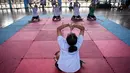 Sejumlah pelajar melakukan pemanasan sebelum berlatih Krabi Krabong di sekolah Thonburee Woratapeepalarak, Thonburi, Bangkok (8/7/2019). Krabi Krabong merupakan seni bela diri Thailand yang dipersenjatai pisau dan perisai kayu yang terabaikan. (AFP Photo/Lillian Suwanrumpha)