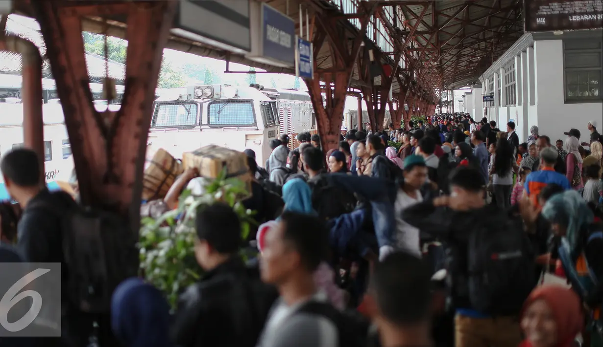 Penumpang menunggu kereta api di Stasiun Pasar Senen, Jakarta, Minggu (3/7). H-3 Lebaran, Stasiun Pasar Senen sudah memberangkatkan 11.905 pemudik dengan dengan 16 kereta api.(Liputan6.com/Faizal Fanani)